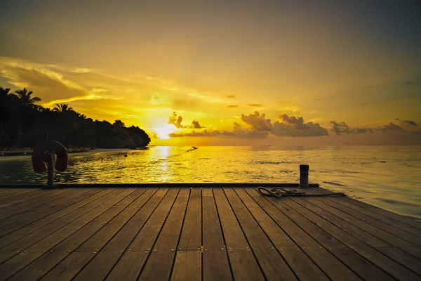 Prachtige zonsondergang in luxeresort in de tropen — Stockfoto