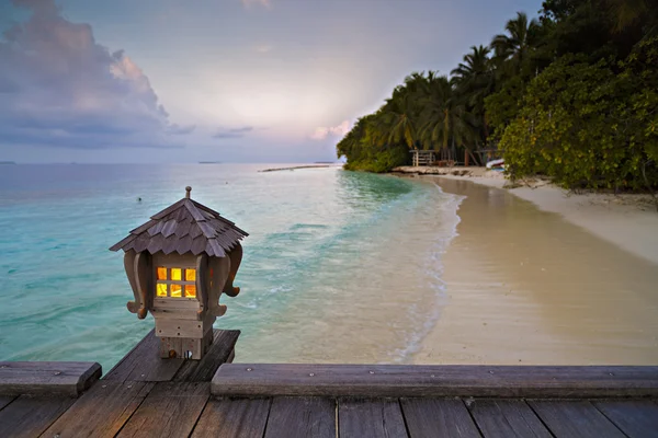 Bellissimo tramonto in resort di lusso ai tropici — Foto Stock