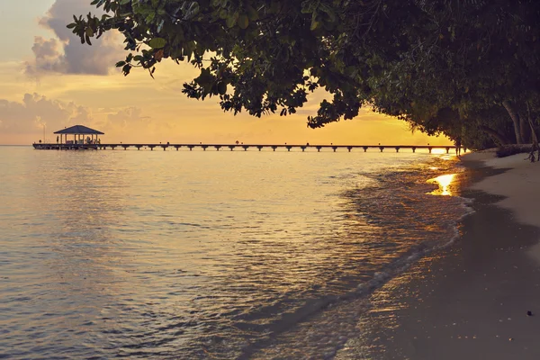 Impressionante tramonto vivido sul molo nell'oceano Indiano . — Foto Stock