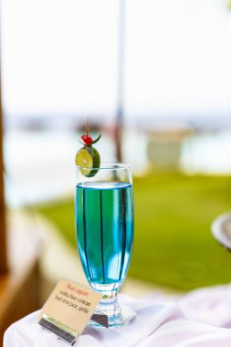 parlak zemin üzerine kokteyl bardak