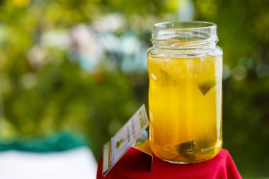 meyve suyu ve buz ile Cam Kavanoz