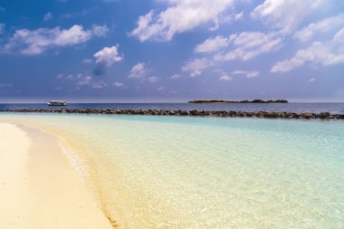 tropikal plaj beyaz kum ve kristal berraklığında su ile