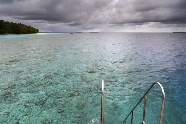 Vista mare piscina a sfioro con cielo — Foto Stock