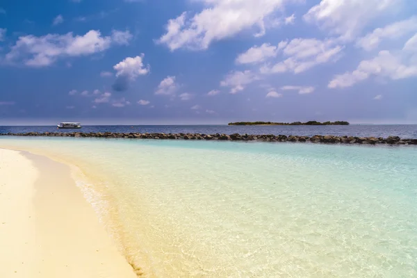 Tropikal plaj beyaz kum ve kristal berraklığında su ile — Stok fotoğraf