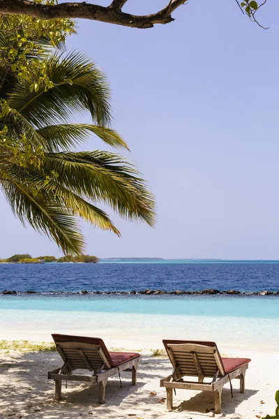 Chaises de plage sur la plage de sable tropical — Photo