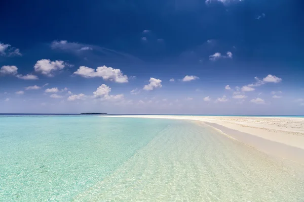 Tropické pláže s křišťálově čistou vodou a bílým pískem — Stock fotografie