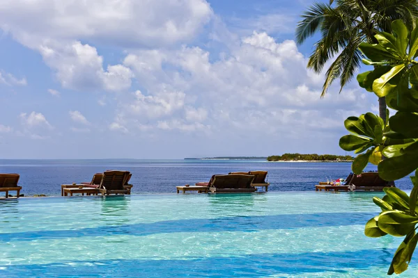 Piscina exótica con una hermosa vista al mar — Foto de Stock