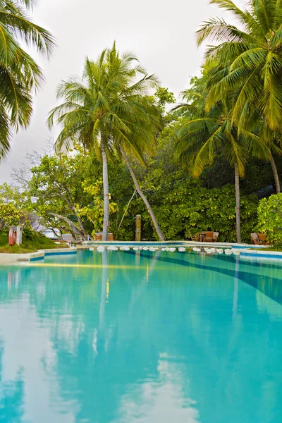 Exotischer Pool mit schönem Blick auf den Ozean — Stockfoto