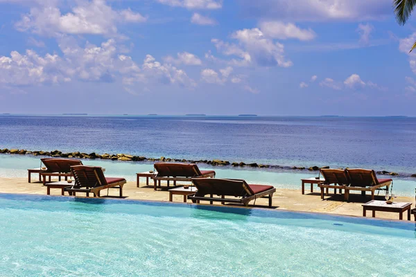 Piscina exótica con una hermosa vista al mar — Foto de Stock