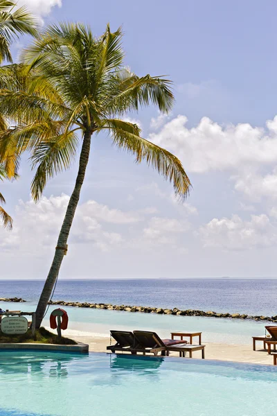 Exotic pool with a beautiful view overlooking ocean — Stock Photo, Image