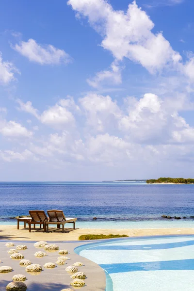 Piscina exótica con una hermosa vista al mar — Foto de Stock