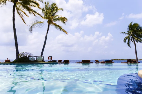 Piscina exótica con una hermosa vista al mar — Foto de Stock