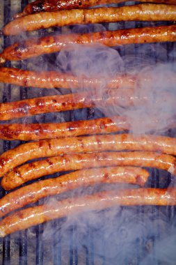 Taze sosis ve açık havada bir gaz Barbekü g ızgara sosis