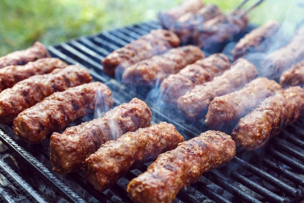 Traditionell mat kött bollar "Ida" på grillen — Stockfoto
