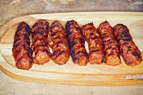 전통 음식 고기 공 "mici" 소박한 나무 테이블 — 스톡 사진