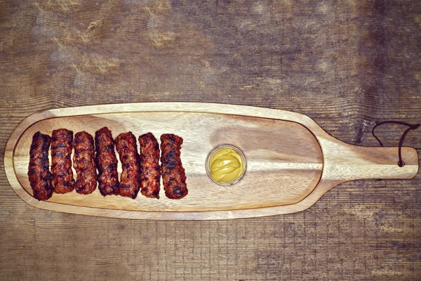 Tradycyjne potrawy mięsne kulki "mici" na rustykalne drewniany stół z — Zdjęcie stockowe