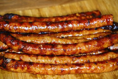 Bir ahşap tahta üzerinde ızgara sosis