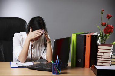 Hayal kırıklığına uğramış genç işkadını grafik analiz sırasında fazla mesai