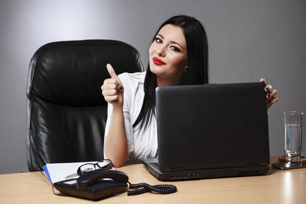 Happy businesswoman shows thumbs up. — Stock Photo, Image