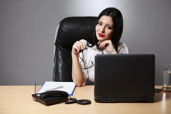 Volwassen jonge mooie zakenvrouw werken bij haar kantoor — Stockfoto