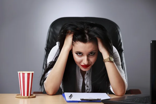 Une jeune femme d'affaires désespérée qui dort sur le bureau — Photo