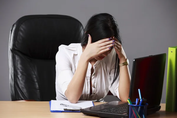 Frustré jeune femme d'affaires analyse graphique pendant les heures supplémentaires — Photo