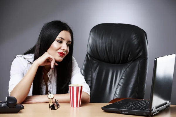 Hermosa mujer de negocios soñando mientras trabaja en la computadora en h —  Fotos de Stock