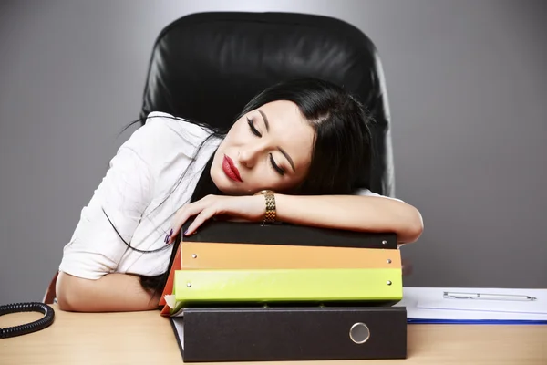 En ung desperat affärskvinna sova på skrivbord i office — Stockfoto