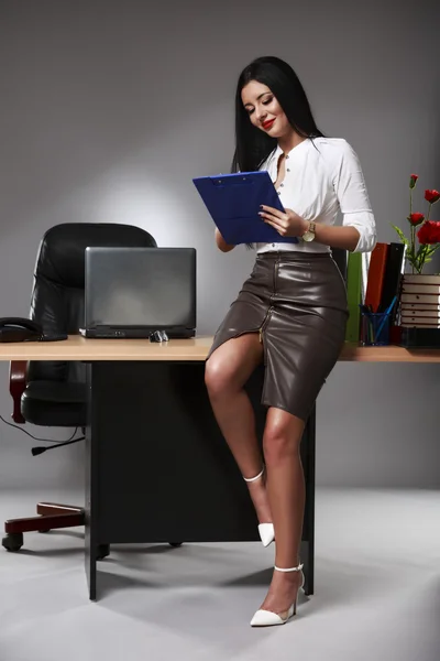 Portrait d'une femme d'affaires dans un bureau — Photo