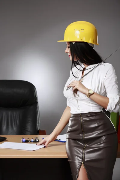 Ingeniera mujer de negocios con casco en la cabeza — Foto de Stock