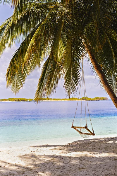 Columpio con hermoso sol mar arena y cielo en Maldivas, tro de lujo —  Fotos de Stock
