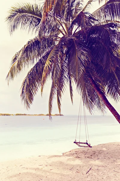 Swing with Beautiful Sun Sea Sand Sky in Maldive, luxury tro — стоковое фото