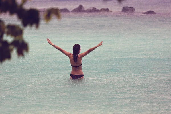 海の暖かい雨を楽しむ人々 — ストック写真