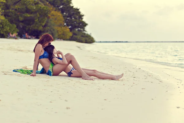 Mor och dotter ser att havet stranden — Stockfoto