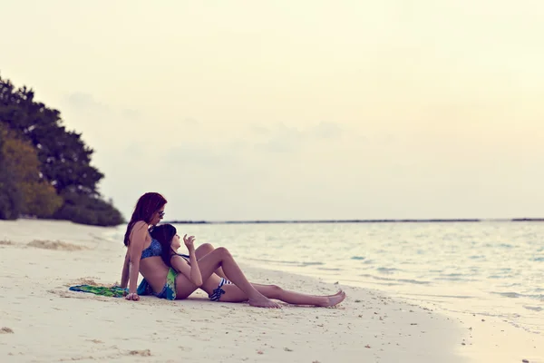 Madre e hija miran a la playa del océano — Foto de Stock