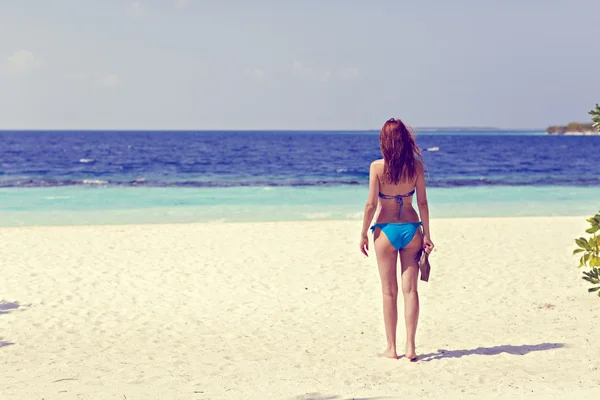 Piękne kobiety na tropikalnej plaży — Zdjęcie stockowe