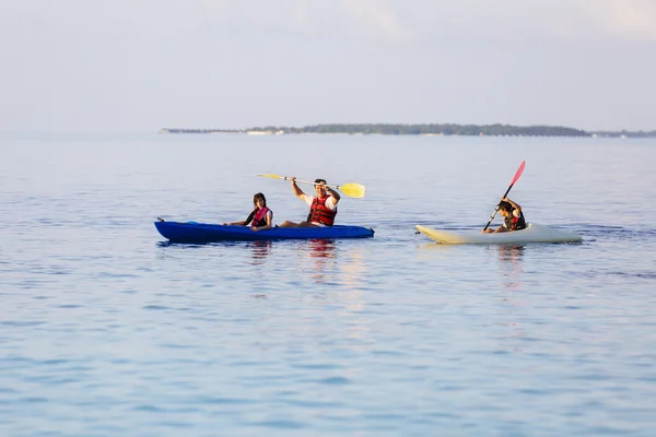 Familia feliz con un kayak de mar —  Fotos de Stock