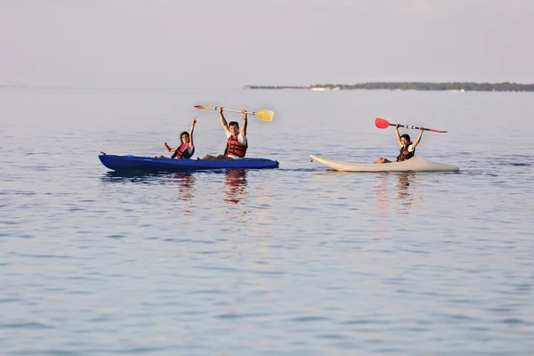 Familia feliz con un kayak de mar —  Fotos de Stock