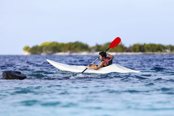 Asiático joven chico remo en mar kayak —  Fotos de Stock