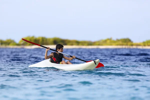 Asiático joven chico remo en mar kayak —  Fotos de Stock