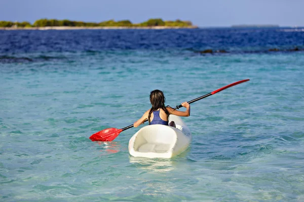 Chica en kayak en el mar Caribe —  Fotos de Stock