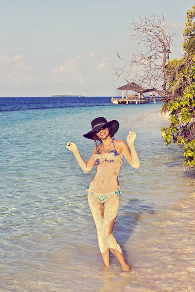 Una hermosa mujer en una playa tropical —  Fotos de Stock