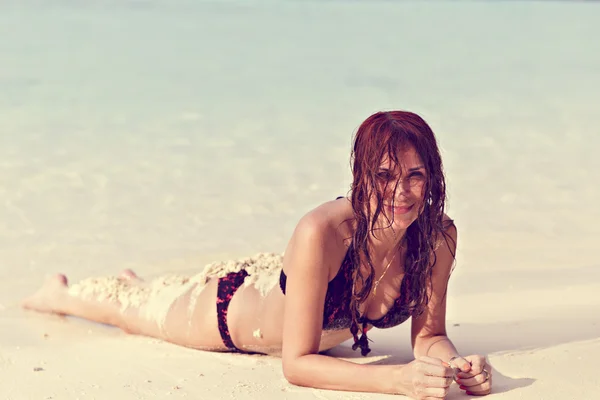 Een mooie vrouw op een tropisch strand — Stockfoto