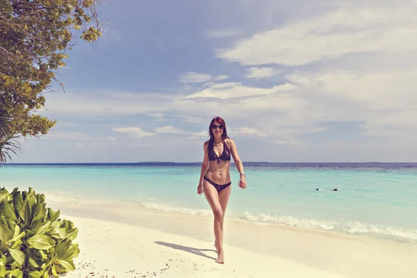 热带的海滩上一个美丽的女人 — 图库照片