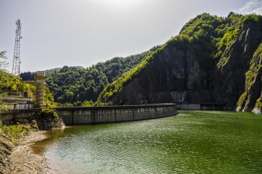 Argeş Nehri üzerinde Vidraru Barajı. Argeş, Romania. Hidro elektrik enerjisi