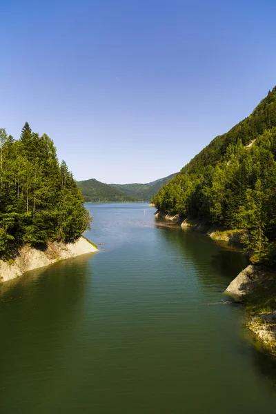 Vidraru tamy na rzece Ardżesz. Arges, Rumunia. Hydro energii elektrycznej — Zdjęcie stockowe