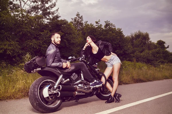 Romantikus kép, egy pár szép fiatal motorosok — Stock Fotó
