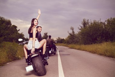 Bir çift güzel Genç bisikletçileri ile romantik resim