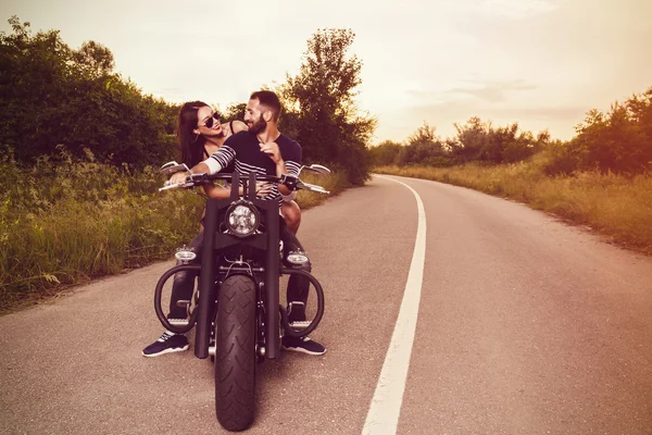 Romantic picture with a couple of beautiful young bikers — Stock Photo, Image