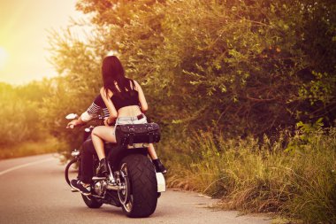 Bir çift güzel Genç bisikletçileri ile romantik resim